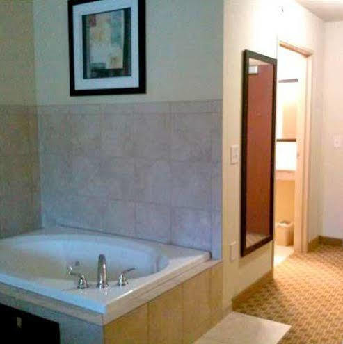 Cobblestone & - Hotel Newton