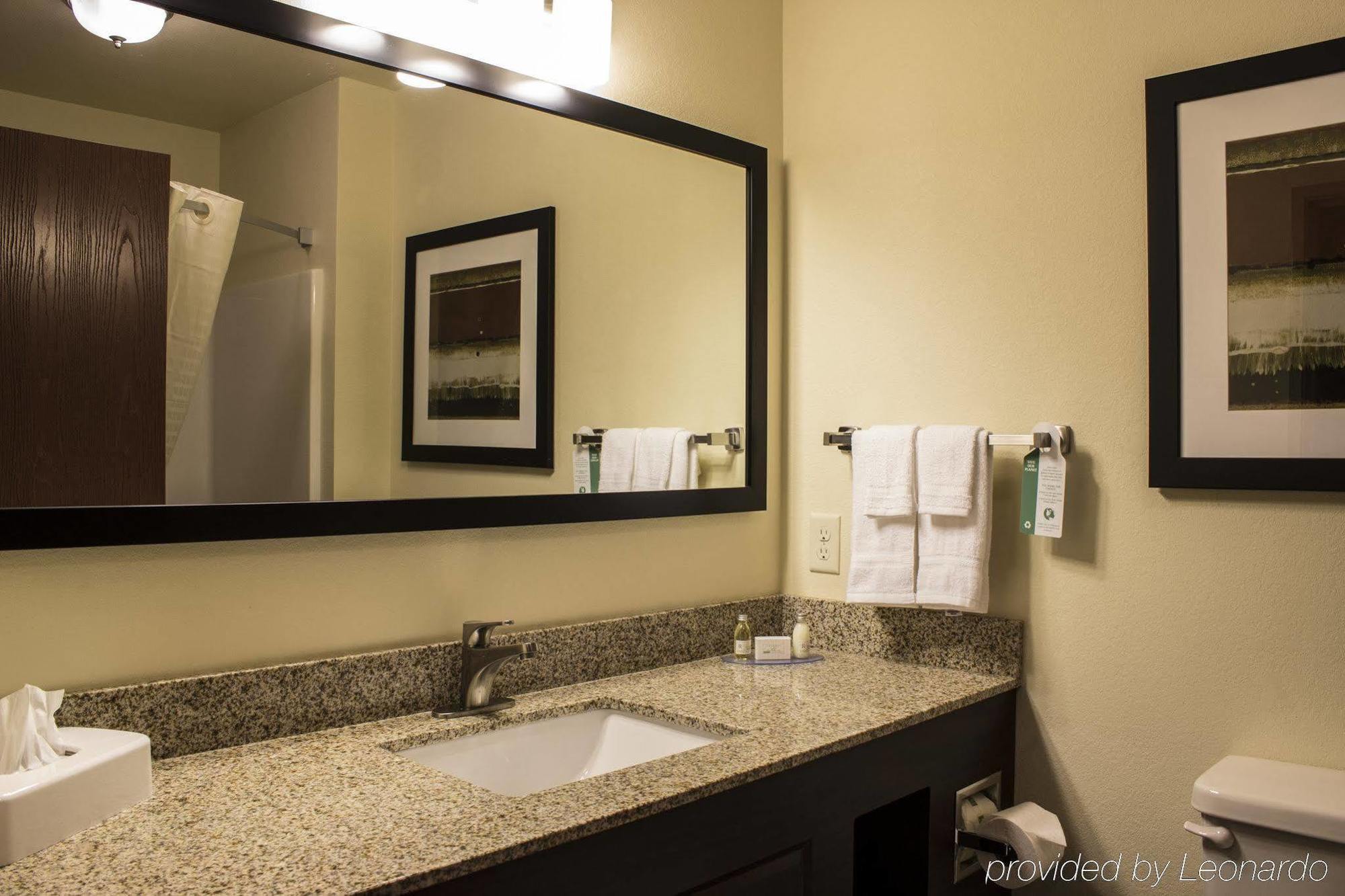 Cobblestone & - Hotel Newton